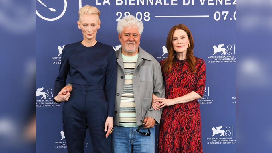 Julianne Moore (r.), Pedro Almodóvar und Tilda Swinton verzaubern am Lido.