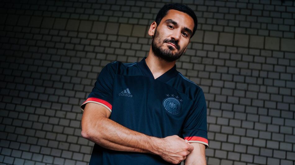 Ilkay Gündogan im neuen Auswärtstrikot des DFB