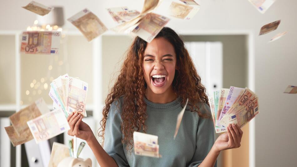 Eine Frau freut sich über Geld.