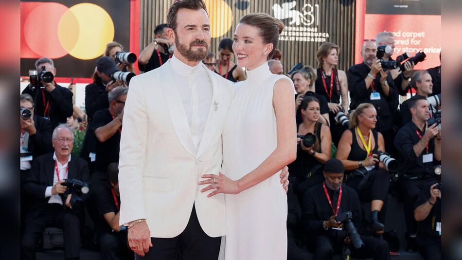 Justin Theroux und Nicole Brydon Bloom sorgen bei den Filmfestspielen in Venedig mit einem Ring ...