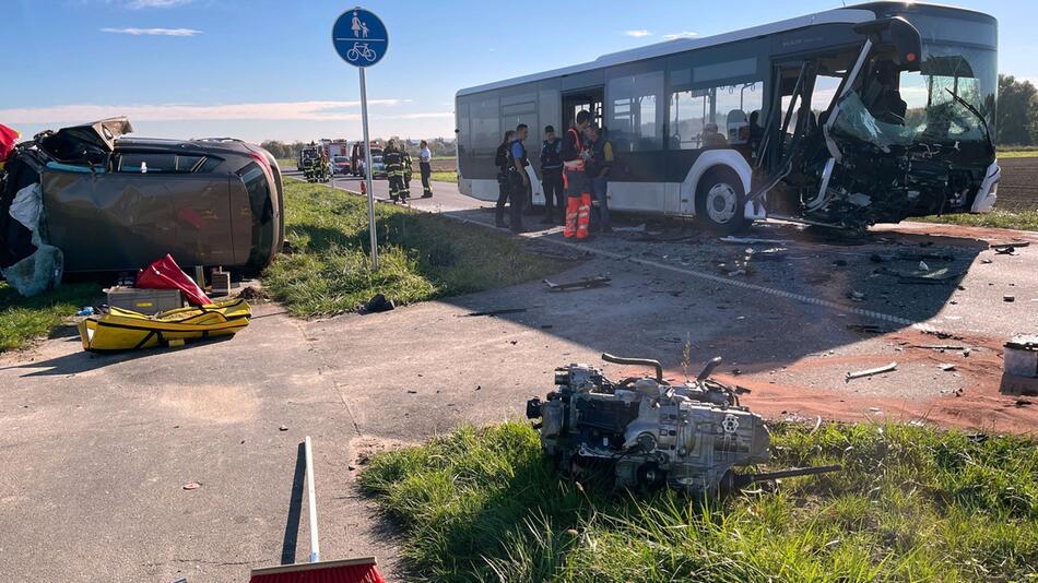 Verkehrsunfall - Linienbus gegen Auto