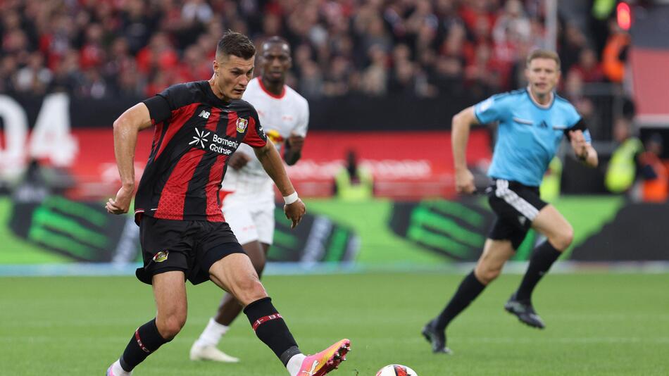 Schick bringt Bayer kurz vor der Pause per Direktabnahme in Führung