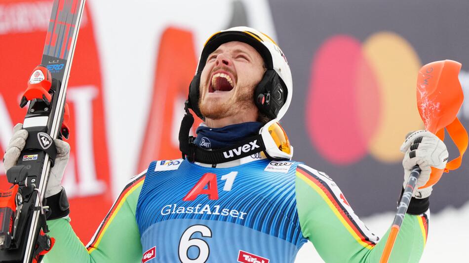 Linus Straßer feiert seinen Slalomsieg in Kitzbühel