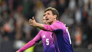 Nationalspieler Thomas Müller dirigiert während des Länderspiels gegen die Niederlande