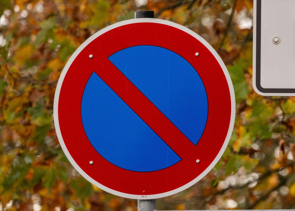 Schild „Eingeschränktes Haltverbot“