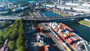 Luftaufnahme des Frachtcontainerhafens in Mannheim