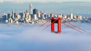 Mystischer Nebel: Wolkenmeer wabert über die Golden Gate Bridge