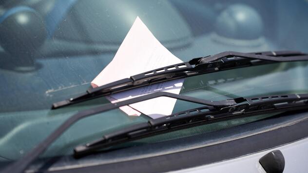 Auto mit Strafzettel