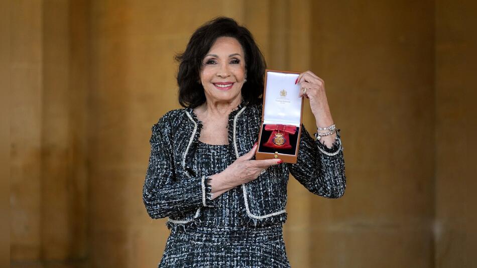 Shirley Bassey mit ihrer Auszeichnung von König Charles III.