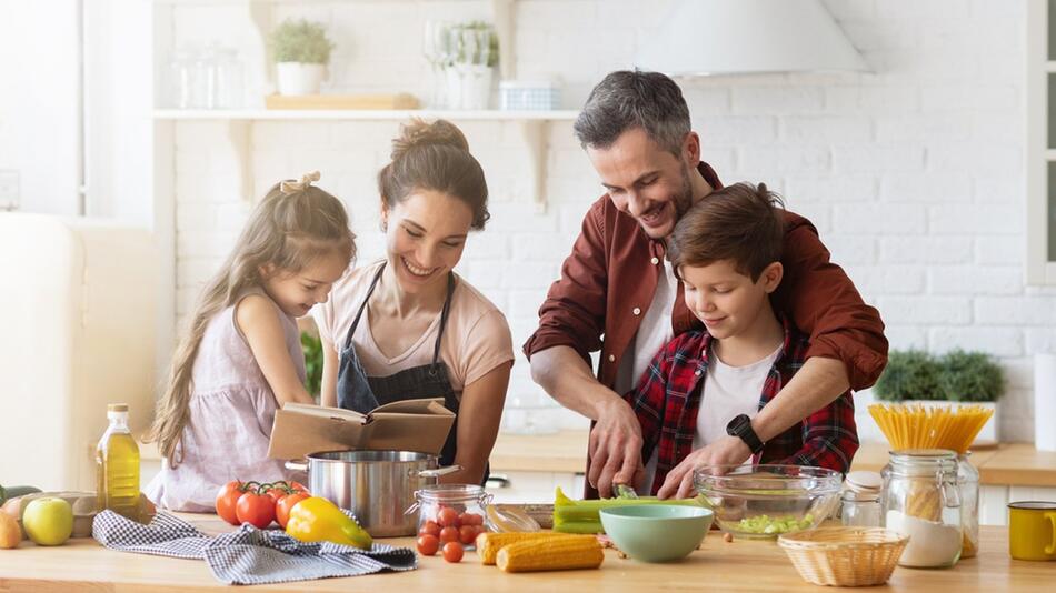 Gemeinsamen Kochen und Essen kann helfen, Stress innerhalb der Familie zu reduzieren