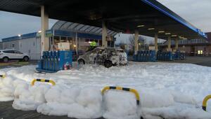 Schaum-Meer nach Löscharbeiten: Auto fängt an Tankstelle Feuer