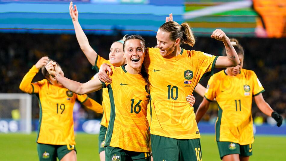 Die Australierinnen feiern die 2:0-Führung im WM-Achtelfinale gegen Dänemark.