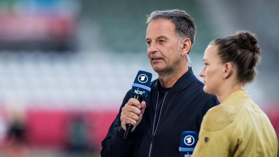Claus Lufen und Almuth Schult moderieren beim UEFA-Nations-League-Spiel Deutschland gegen Dänemark.