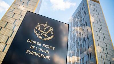 Cour de Justice de l'union Européene» steht vor dem Europäischen Gerichtshof im Europaviertel