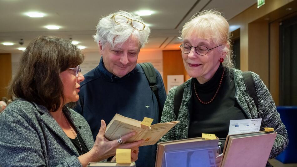 Rückgabe von Büchern der Familie Lilli Henoch an den Nachfahren