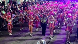 Mardi-Gras-Umzug: Polizistin tanzt spontan bei Parade mit