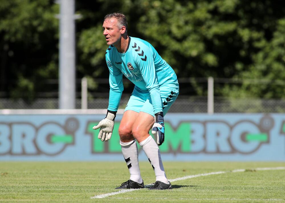 Michael Hofmann steht während eines Benefizspiels in Brannenburg im Tor