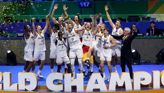 Basketballer Deutsches Team nach dem WM-Titel