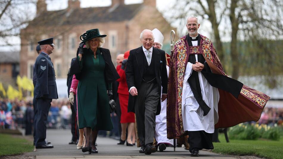 König Charles III. (m.) und Königin Camilla bei ihrer Ankunft in Durham.