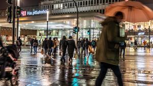 Menschen mit Winterjacken und Regenschirmen in der Stadt