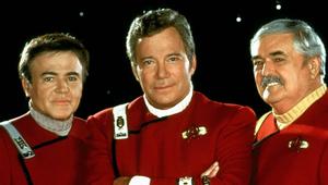 Walter Koenig (l.), William Shatner und James Doohan (r.) im Jahr 1994.