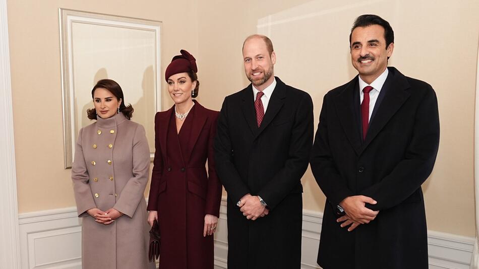 Prinzessin Kate und Prinz William strahlen zwischen dem Emir von Katar, Scheich Tamim bin Hamad ...