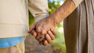 Ehepaar, das Händchen hält.