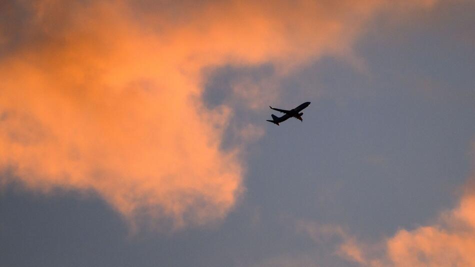 Flugzeug verschwindet über Arabischem Meer