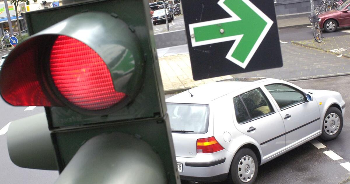 Einfahren in eine volle Kreuzung Man sollte lieber an der grünen Ampel warten GMX Einfahren in eine volle Kreuzung Man sollte lieber an der grünen Ampel warten GMX