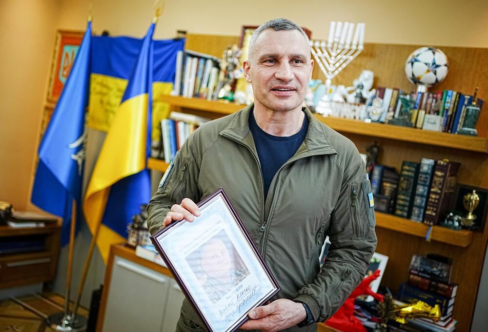 Vitali Klitschko mit Bild von Saluschnyj