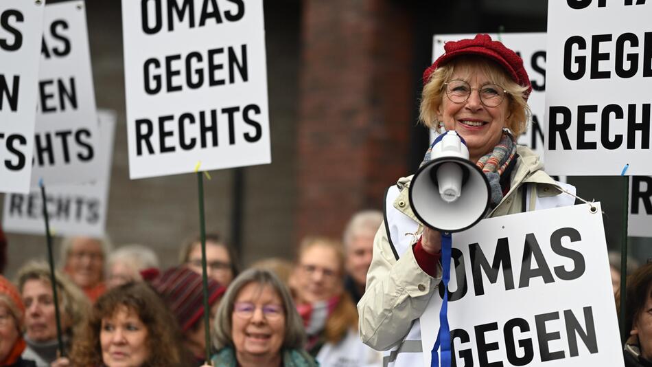 Demo mit Teilnehmern von Omas gegen rechts