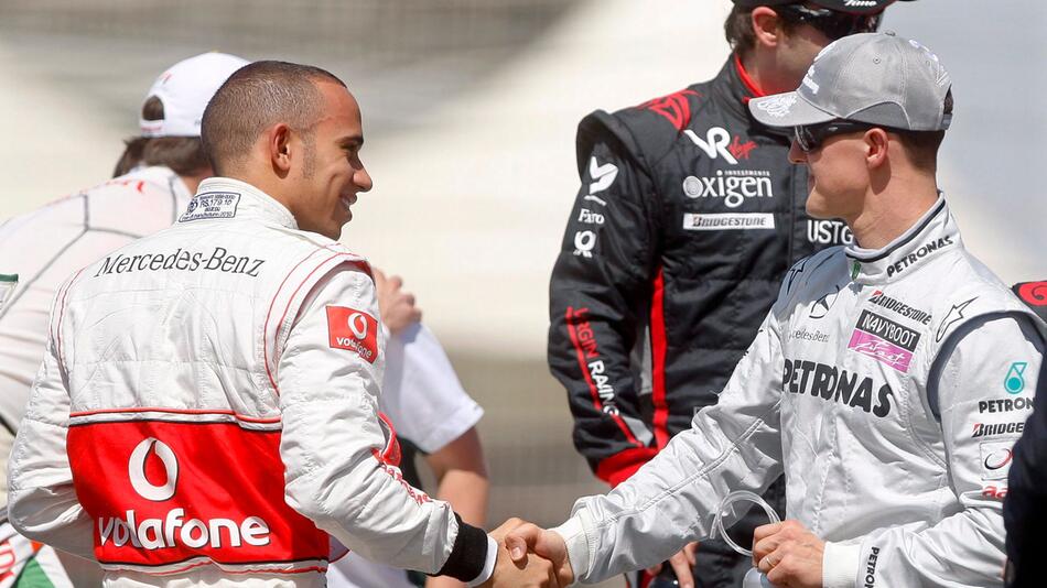 Lewis Hamilton (l) und Michael Schumacher