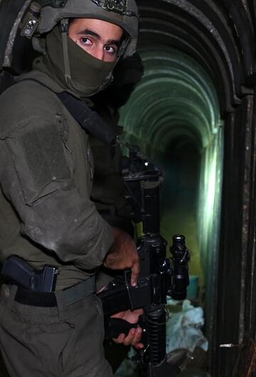 Ein Soldat in einem Hamas-Tunnel
