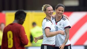 Alexandra Popp (L) und Dzsenifer Marozsan (R) beim Torjubel für Deutschland.
