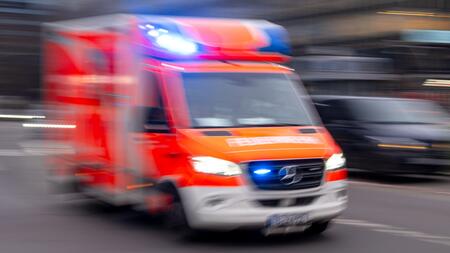 Radfahrer nach Sturz in Lebensgefahr