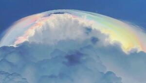 Wie ein Heiligenschein: Regenbogenwolke leuchtet über Sturmwolken