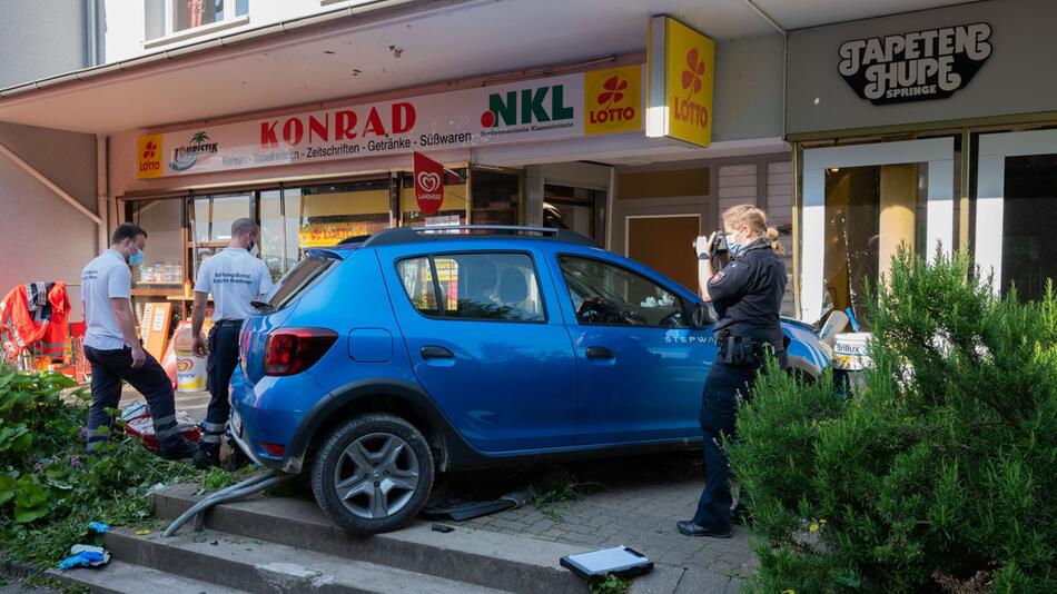 Senior kracht bewusstlos in Schaufenster - tot