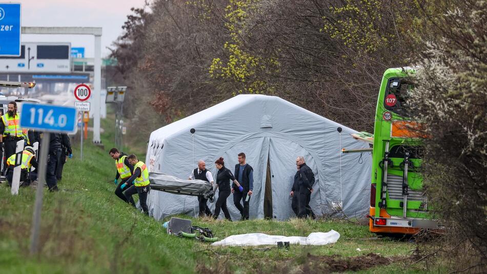 Unfall mit Reisebus auf A9 bei Leipzig