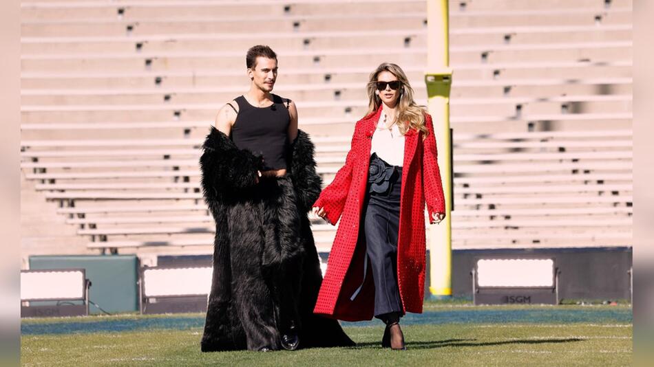 Catwalk im Stadion: Heidi und ihr Gast-Juror, Designer Christian Cowan.