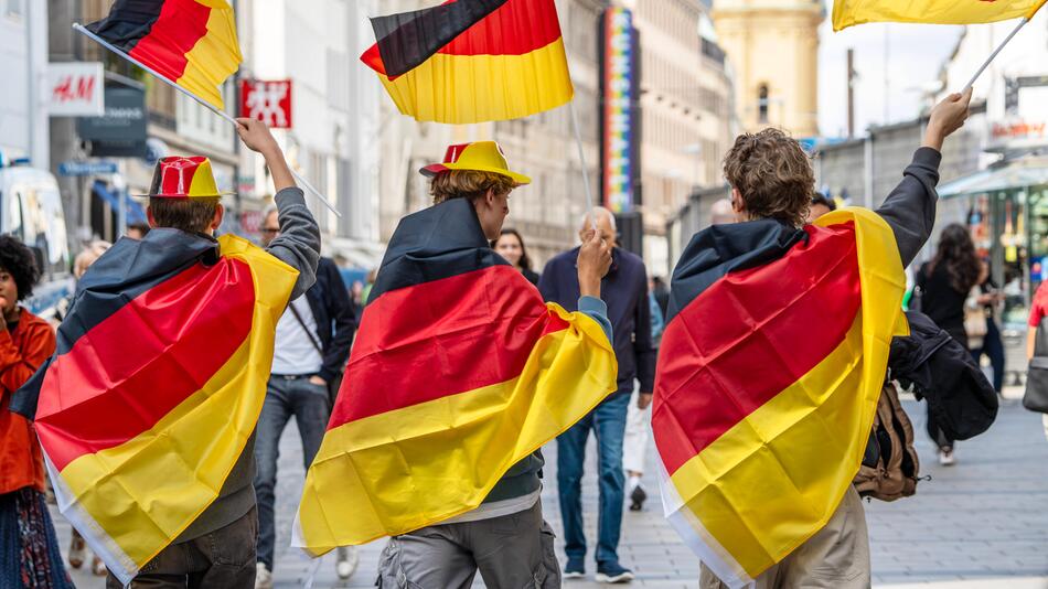 Fußballfans, Deutschland-Flaggen, München