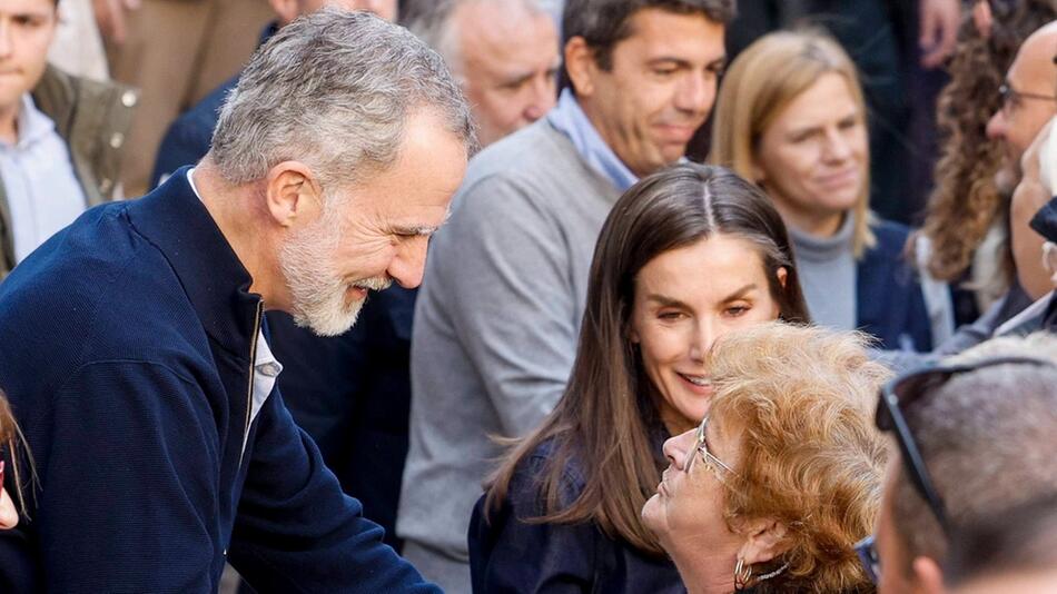 König Felipe und seine Frau Königin Letizia besuchen erneut ein Überschwemmungsgebiet in Valencia.