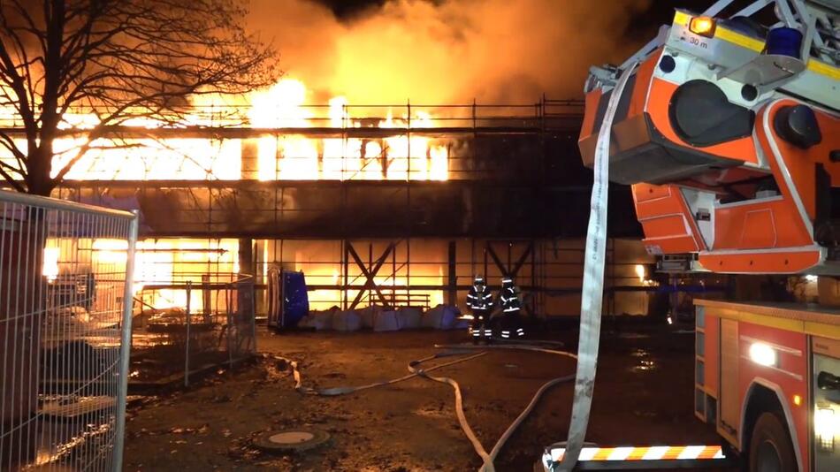 Feuer auf Schulgelände in Hamburg: Neubau in Vollbrand