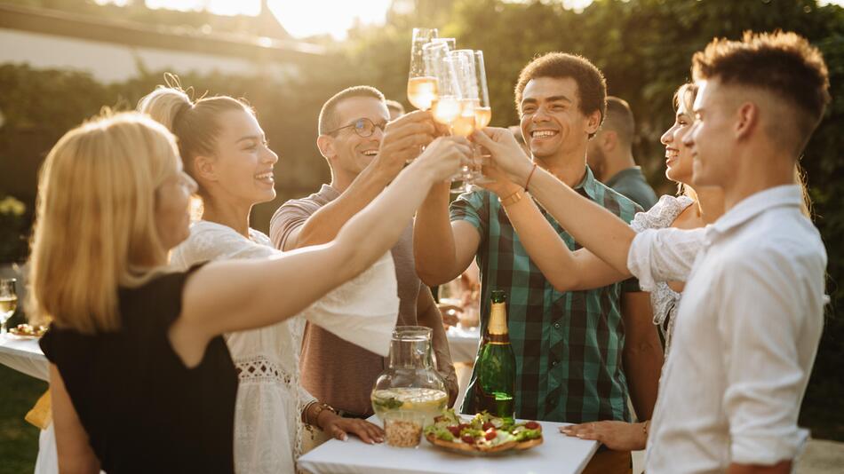 Familie trinkt Sekt