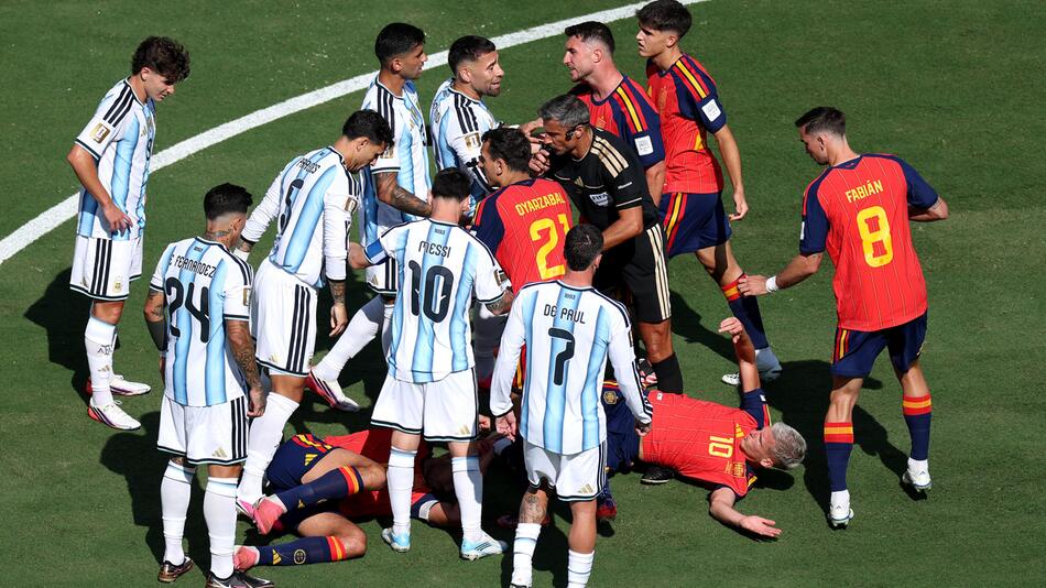 Vernichtende Pressestimmen: "Fußball 1, Verbrecher 0"