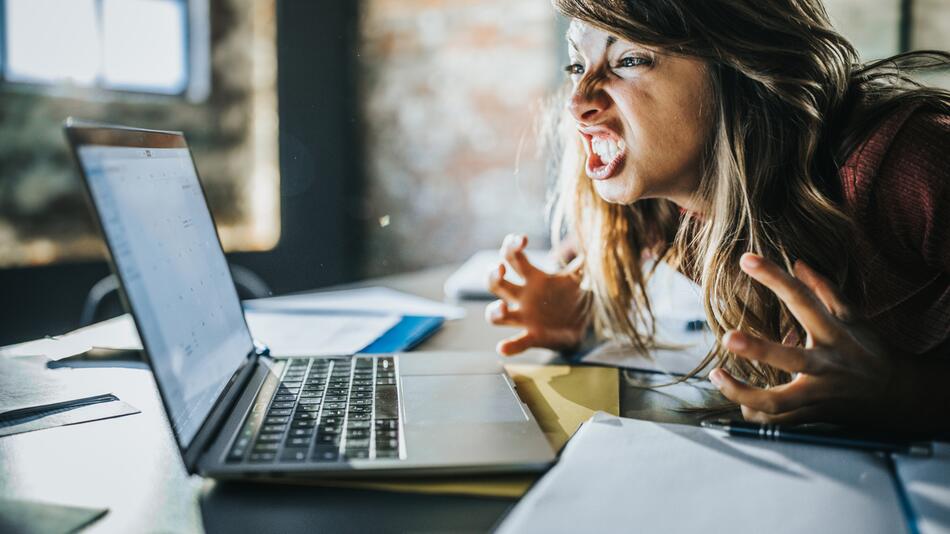 Frau ärgert sich über ihren Laptop