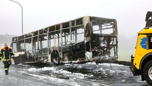 Vollbrand eines Busses - Mehr als 30 Menschen evakuiert