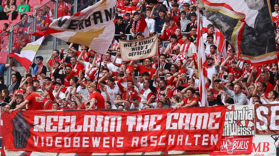 Fans von Mainz 05 zeigen gegen RB Leipzig ein Banner gegen den Videobeweis.