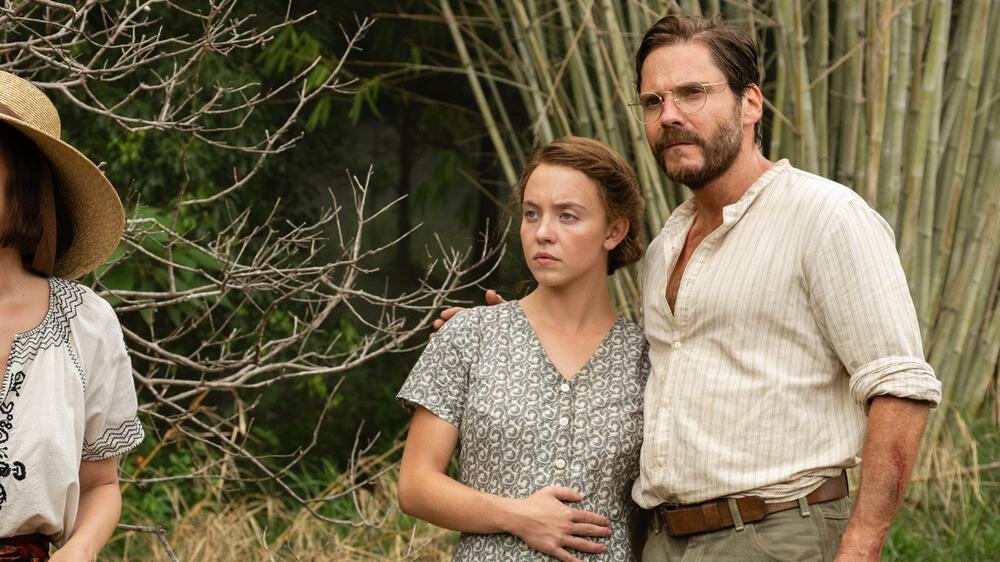 Daniel Brühl und Sydney Sweeney (r.) spielen in "Eden" die Eheleute Wittmer, Ana de Armas mimt ...