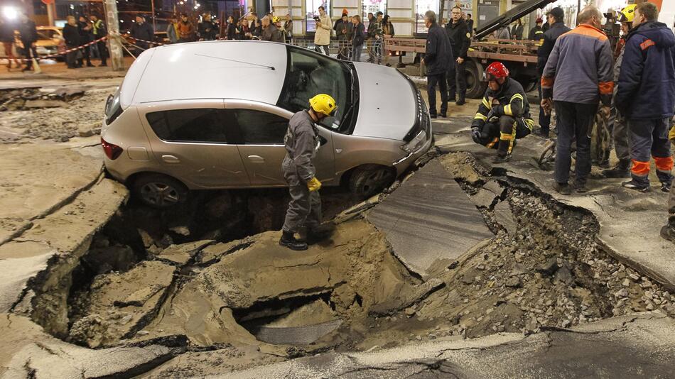 Straße in Kiew sackt nach Rohrbruch ab