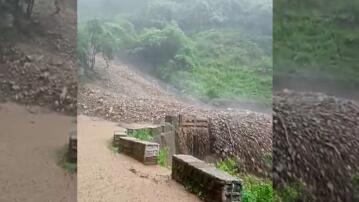 Erdrutsch reißt in Nordindien Brücke mit.